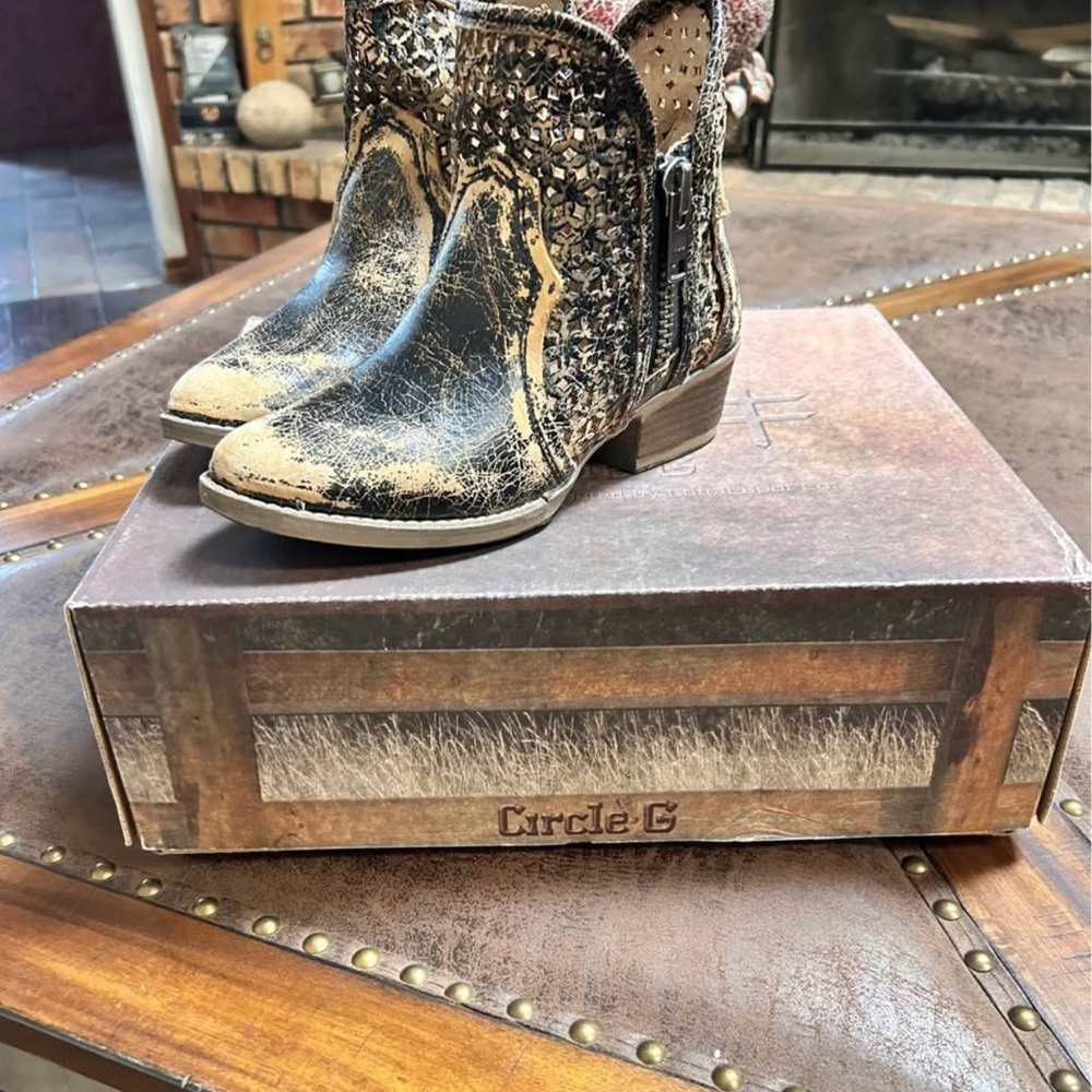 Circle G Distressed Black and Tan Ankle Boots SZ 6.5